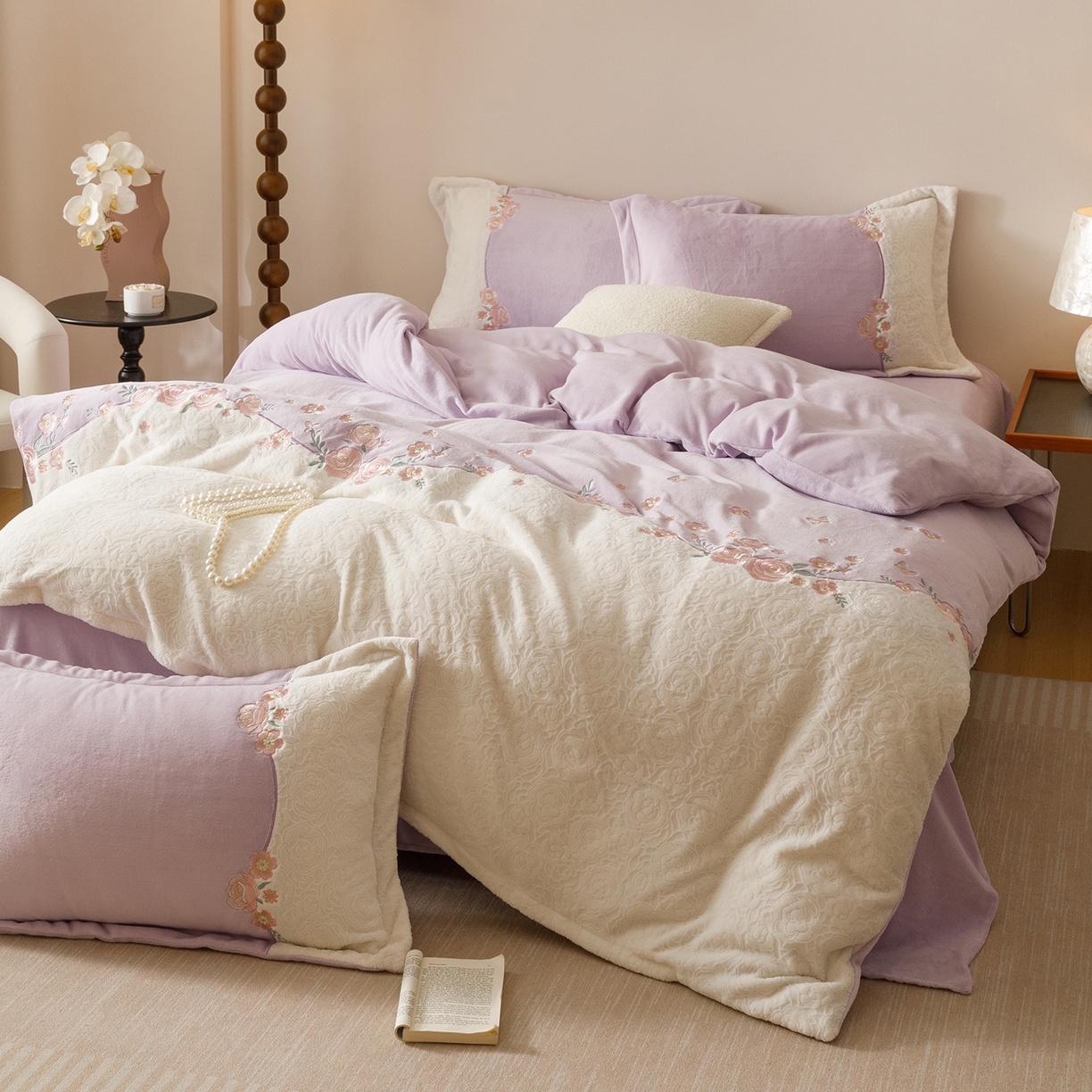 91家纺网 家纺一手货源 找家纺 沐棉家居 2025新款拼接绣雕花牛奶绒四件套-花飞舞 花飞舞-紫