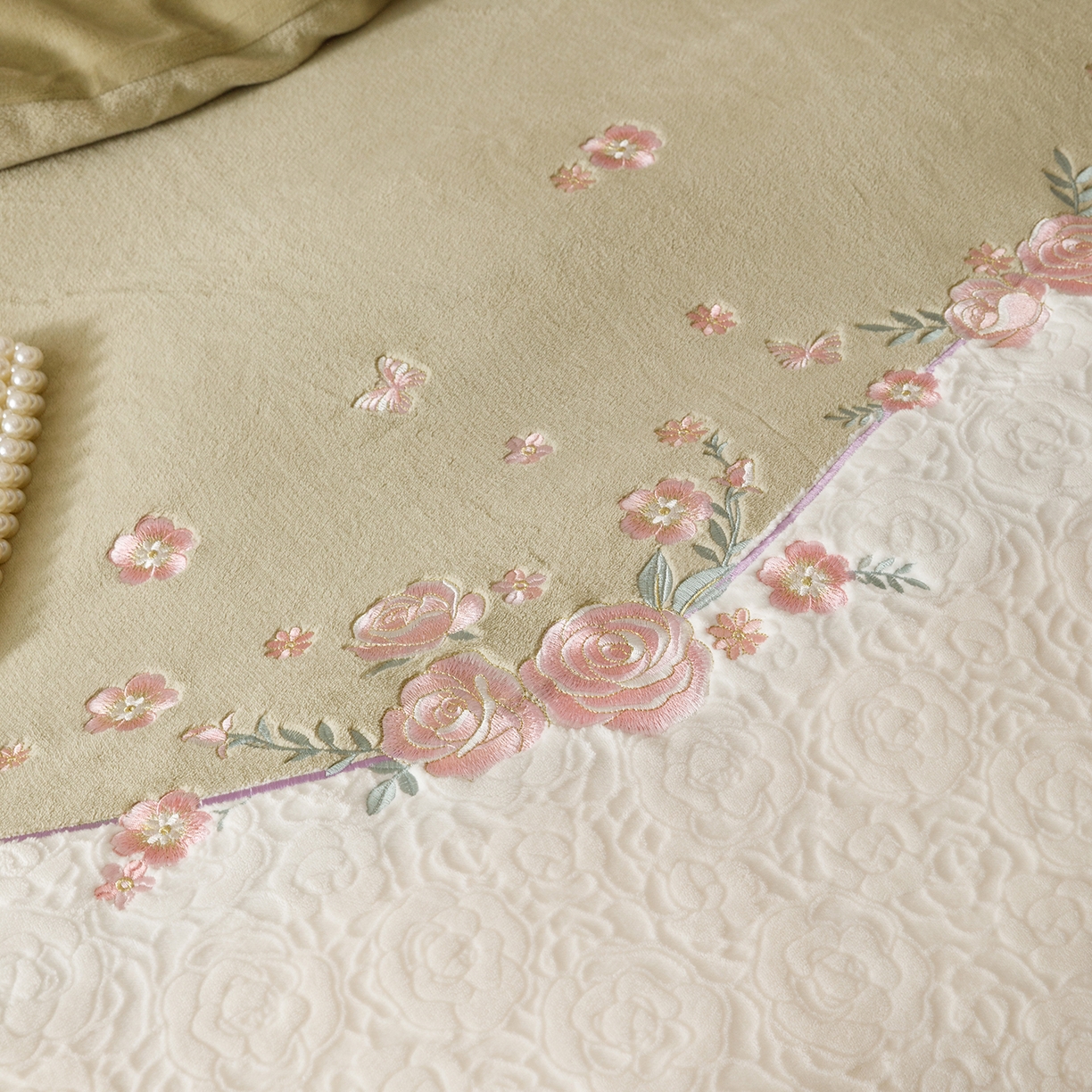 91家纺网 家纺一手货源 找家纺 沐棉家居 2025新款拼接绣雕花牛奶绒四件套-花飞舞 花飞舞-绿