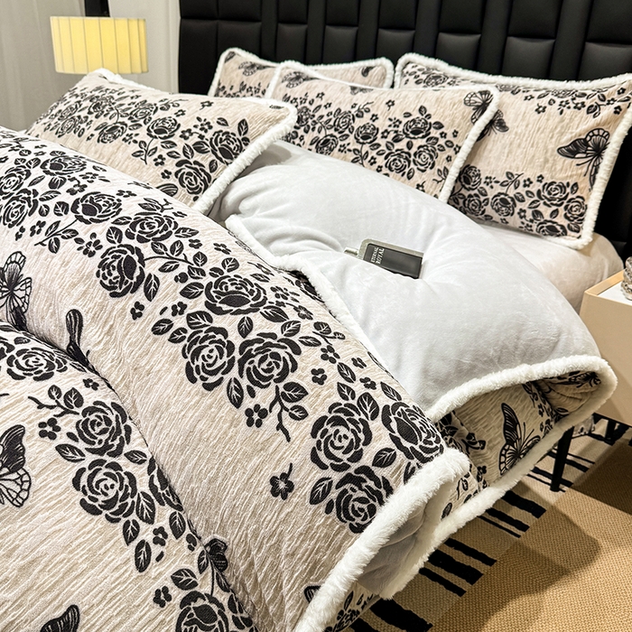 91家纺网 家纺一手货源 找家纺 鹿辉家居（原吉欧力） 2025新款牛奶绒立体雕花兔毛绒包边单品被套 蝶恋花香