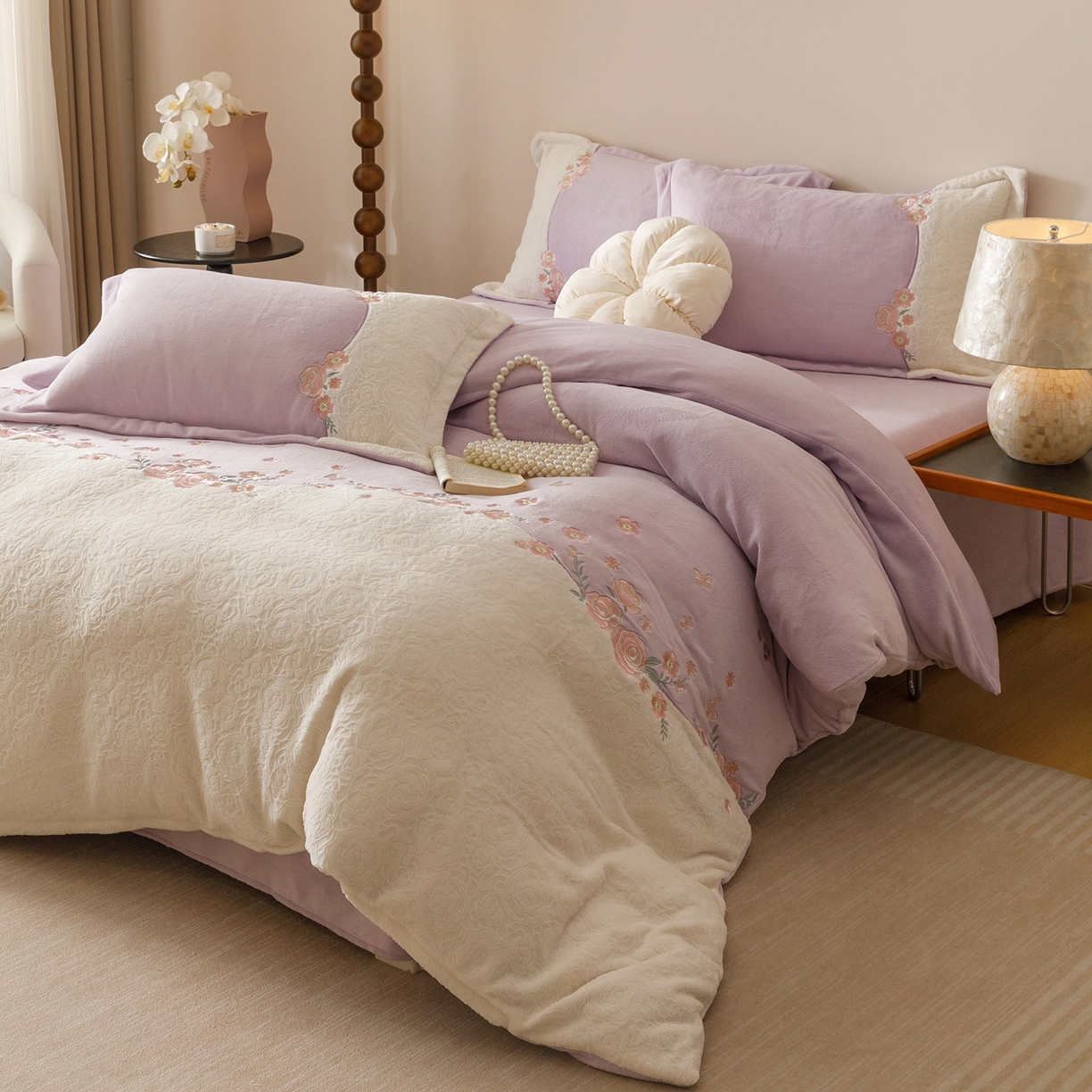 91家纺网 家纺一手货源 找家纺 沐棉家居 2025新款拼接绣雕花牛奶绒四件套-花飞舞 花飞舞-紫