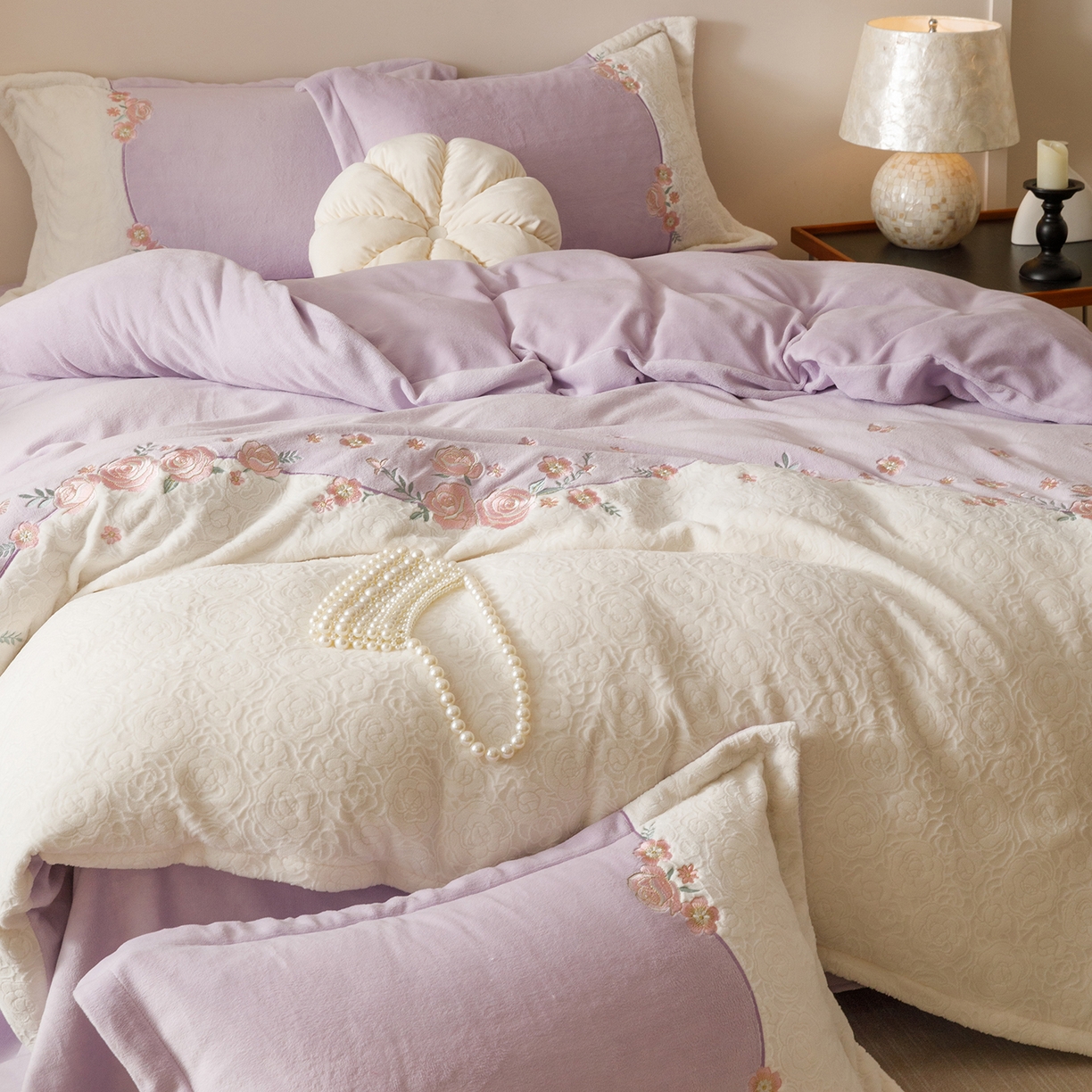 91家纺网 家纺一手货源 找家纺 沐棉家居 2025新款拼接绣雕花牛奶绒四件套-花飞舞 花飞舞-紫