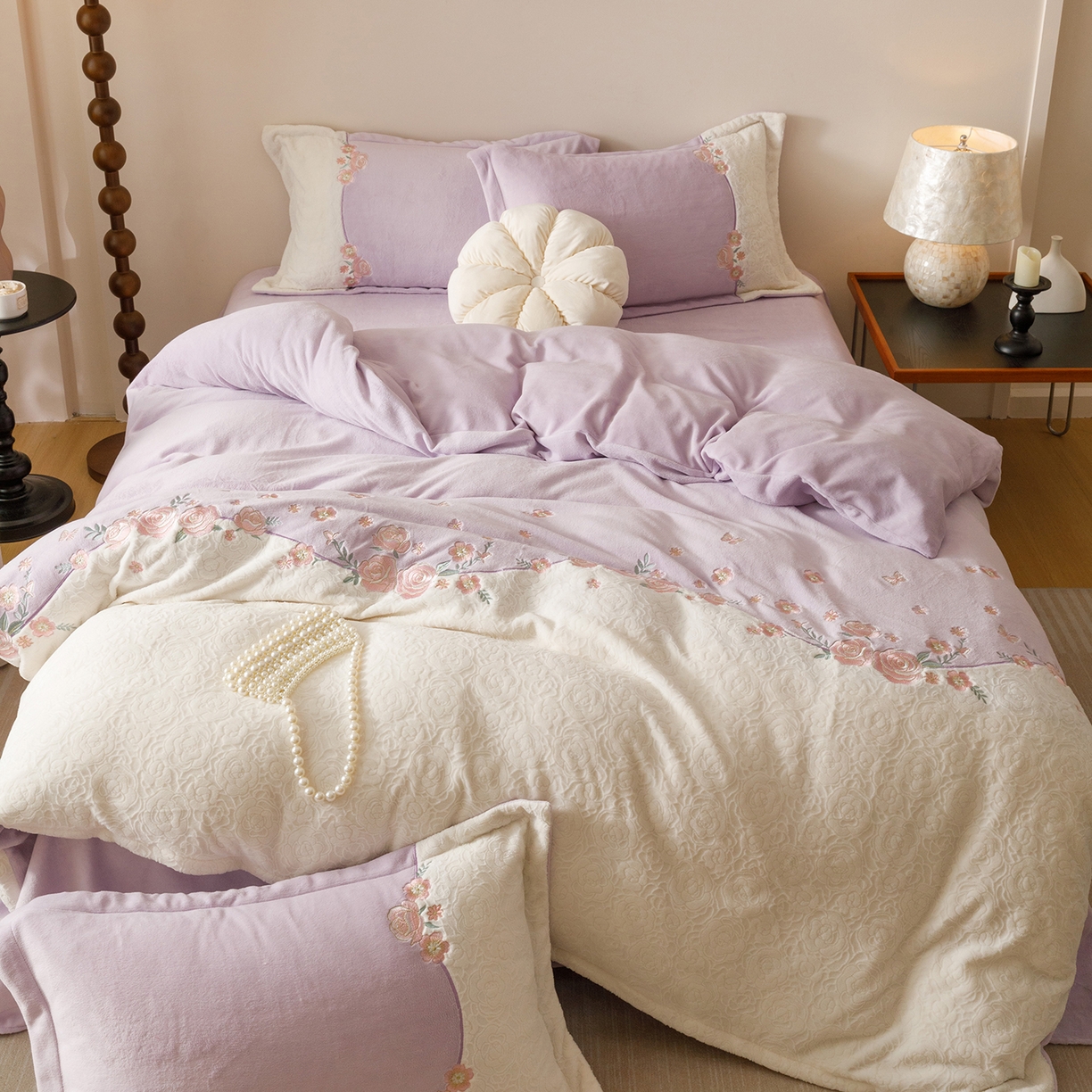 91家纺网 家纺一手货源 找家纺 沐棉家居 2025新款拼接绣雕花牛奶绒四件套-花飞舞 花飞舞-紫