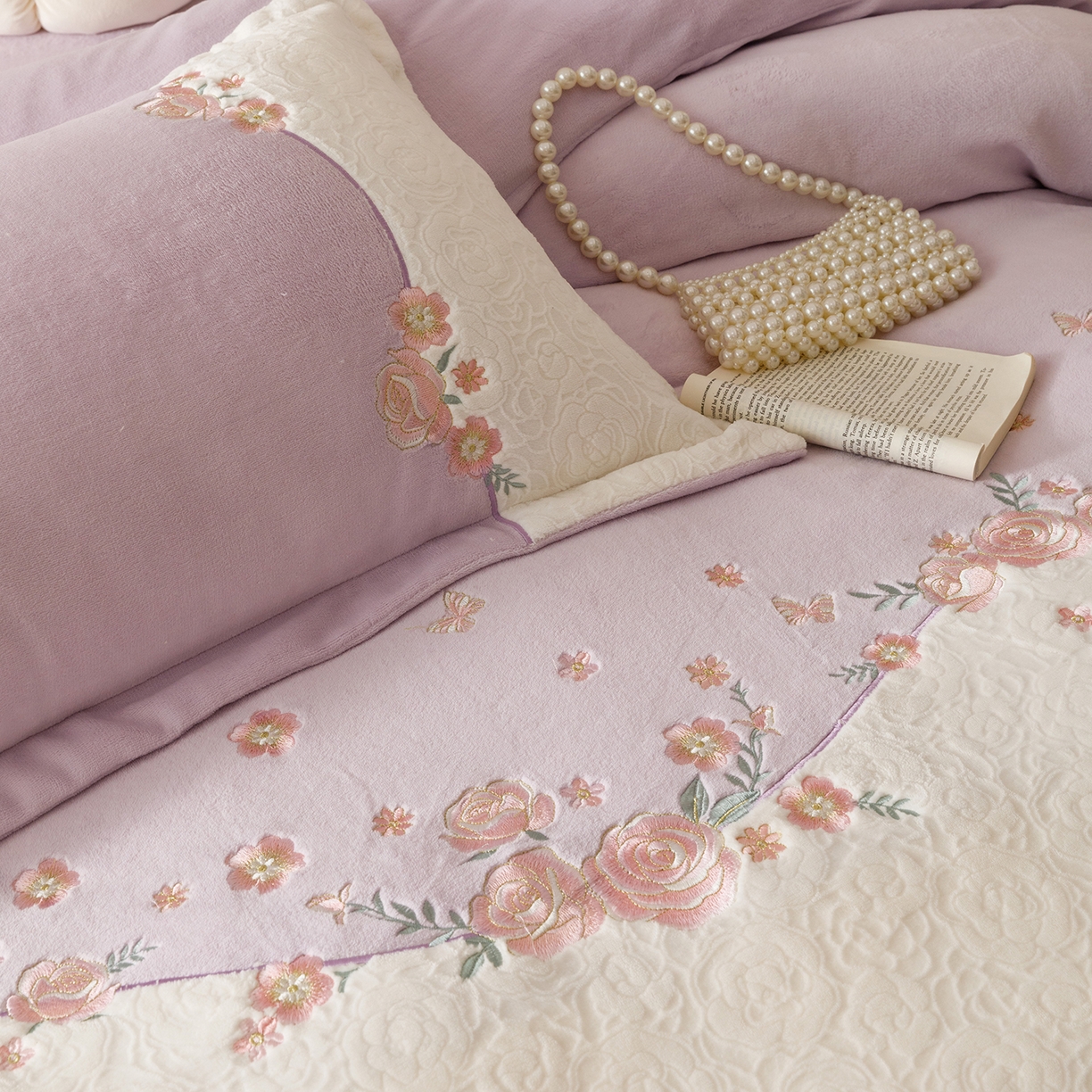 91家纺网 家纺一手货源 找家纺 沐棉家居 2025新款拼接绣雕花牛奶绒四件套-花飞舞 花飞舞-紫