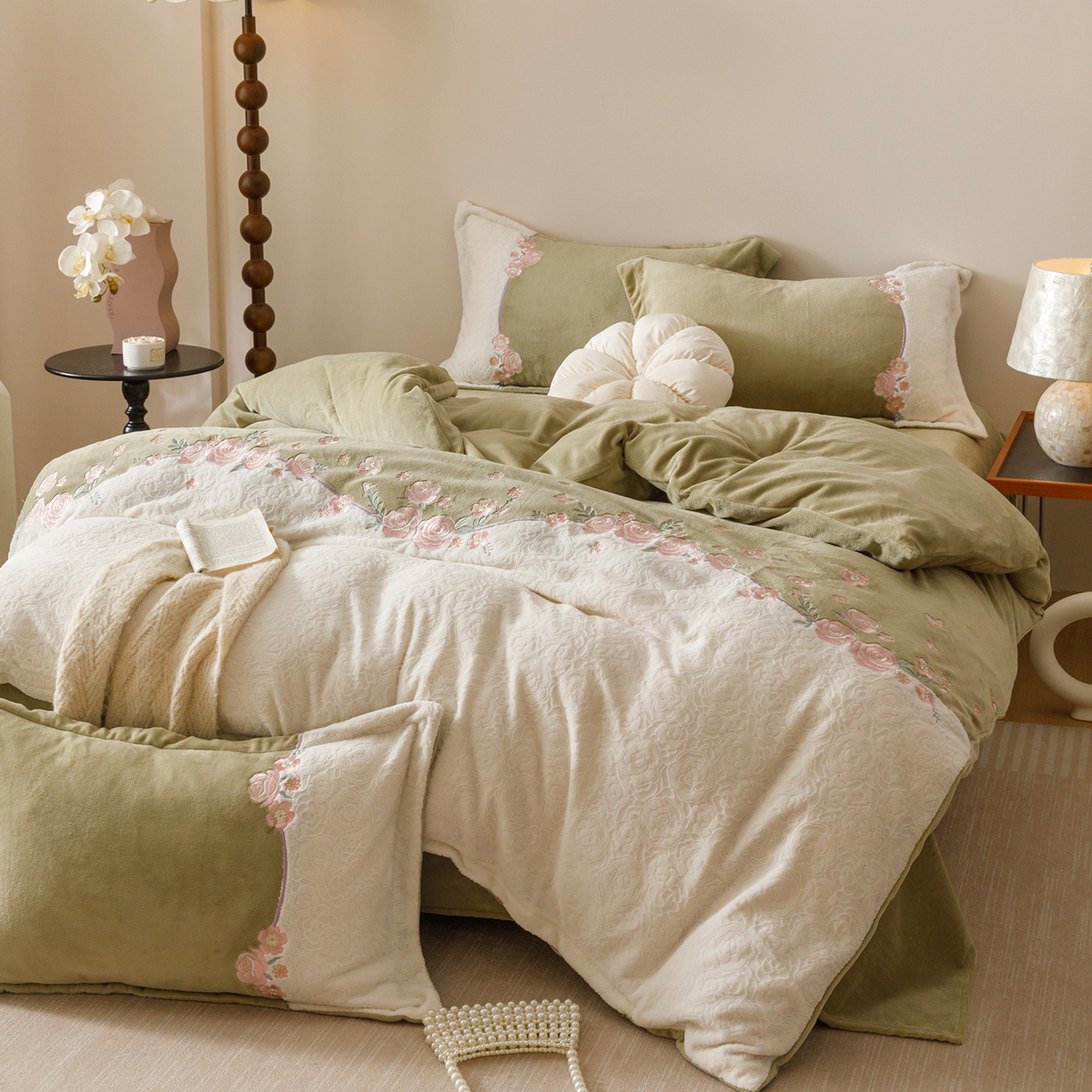 91家纺网 家纺一手货源 找家纺 沐棉家居 2025新款拼接绣雕花牛奶绒四件套-花飞舞 花飞舞-绿