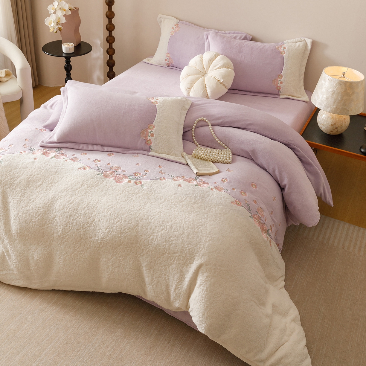 91家纺网 家纺一手货源 找家纺 沐棉家居 2025新款拼接绣雕花牛奶绒四件套-花飞舞 花飞舞-紫