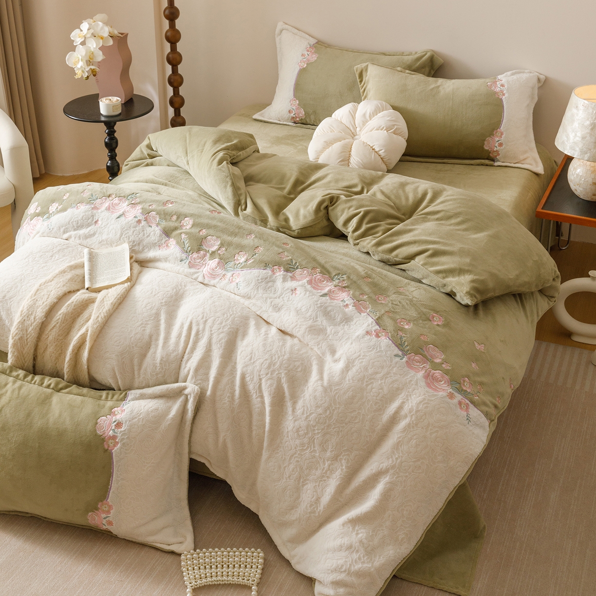 91家纺网 家纺一手货源 找家纺 沐棉家居 2025新款拼接绣雕花牛奶绒四件套-花飞舞 花飞舞-绿