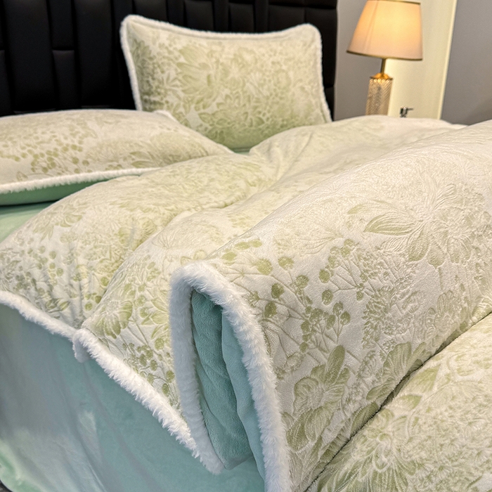 91家纺网 家纺一手货源 找家纺 鹿辉家居（原吉欧力） 2025新款牛奶绒立体雕花兔毛绒包边单品被套 碎花漫语