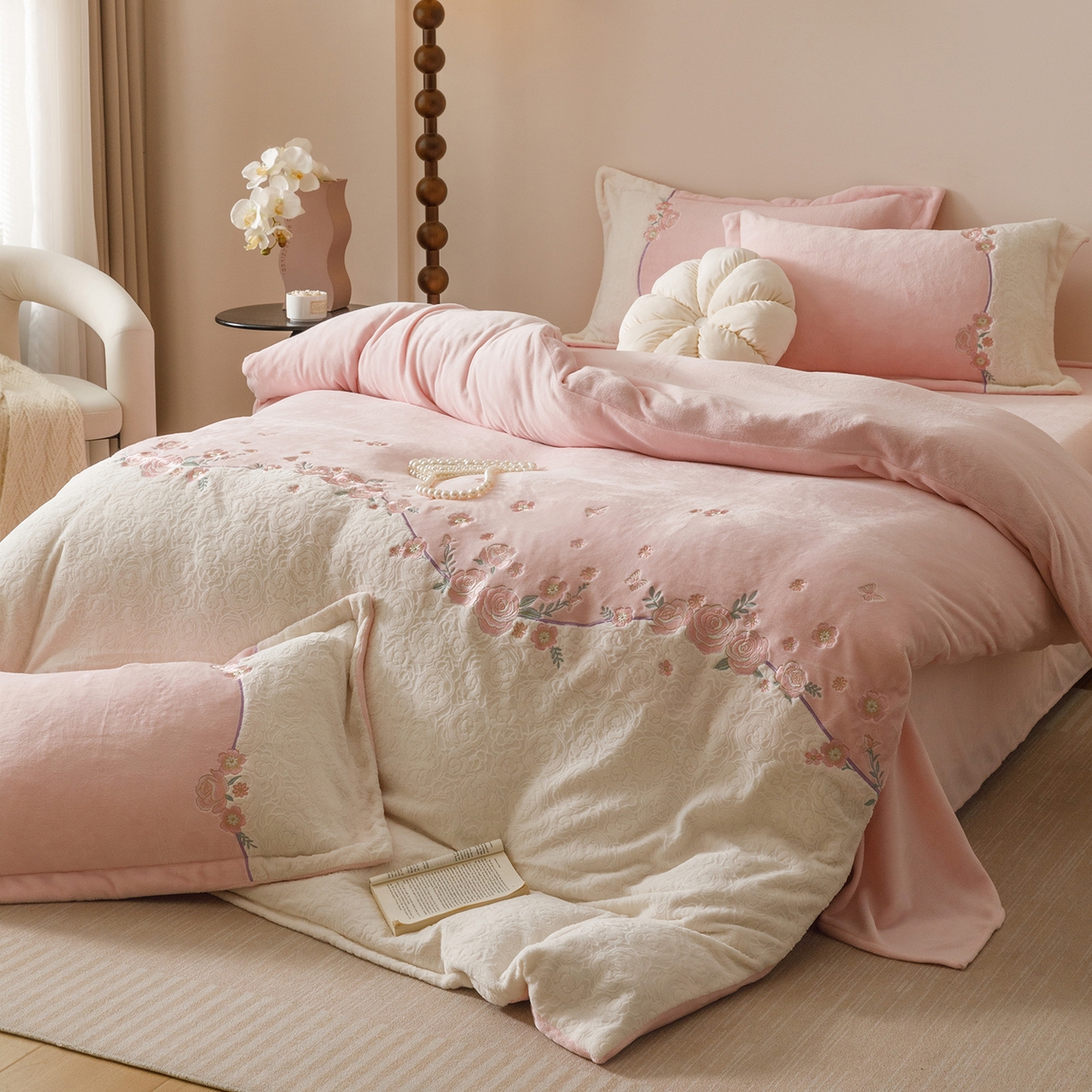 91家纺网 家纺一手货源 找家纺 （总）沐棉家居 2025新款拼接绣雕花牛奶绒四件套-花飞舞