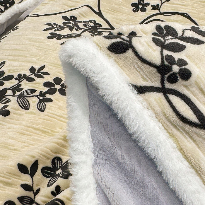 91家纺网 家纺一手货源 找家纺 鹿辉家居（原吉欧力） 2025新款牛奶绒立体雕花兔毛绒包边单品被套 香榭落叶