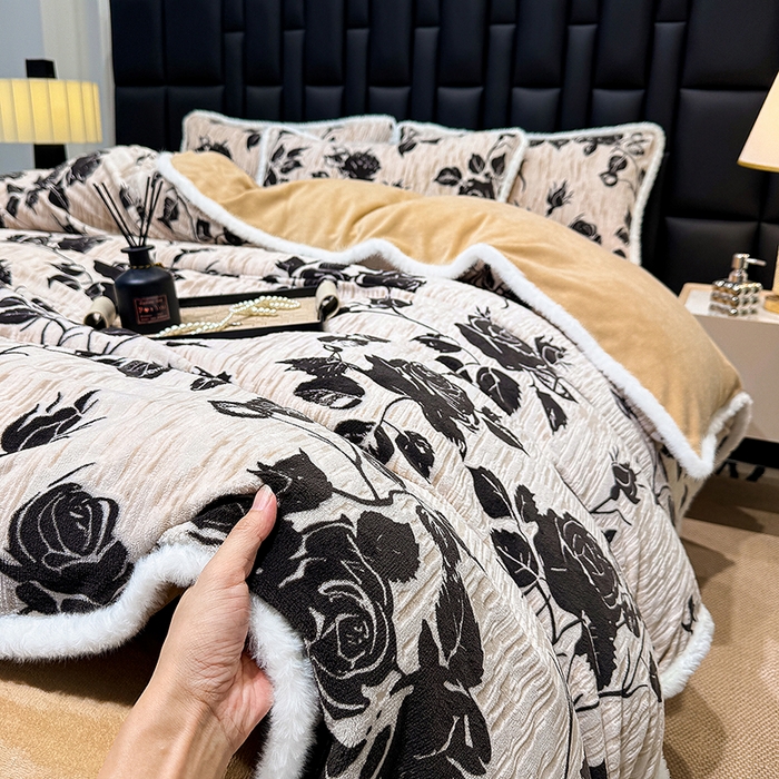 91家纺网 家纺一手货源 找家纺 鹿辉家居（原吉欧力） 2025新款牛奶绒立体雕花兔毛绒包边单品被套 古韵花香