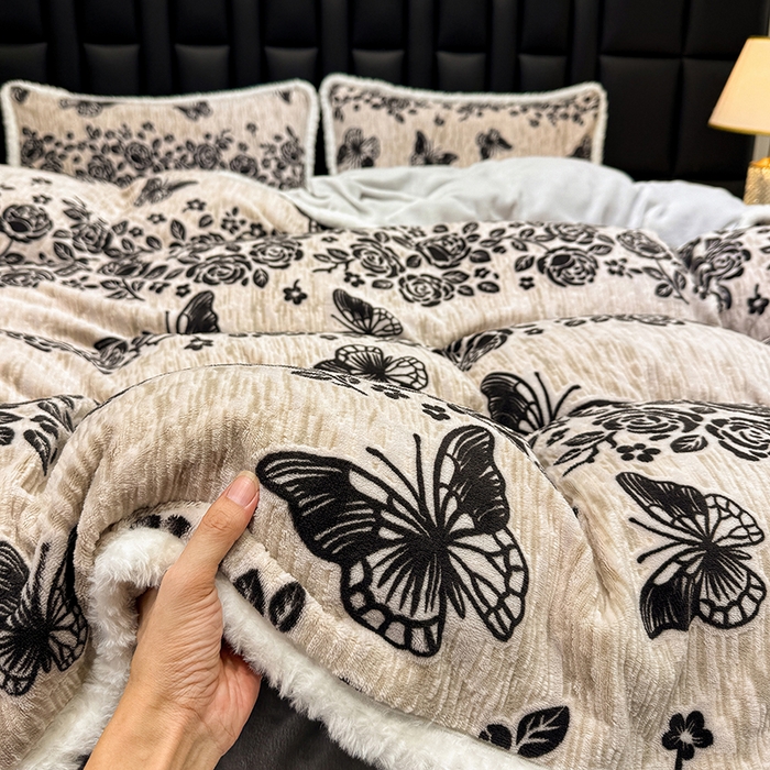 91家纺网 家纺一手货源 找家纺 鹿辉家居（原吉欧力） 2025新款牛奶绒立体雕花兔毛绒包边单品被套 蝶恋花香