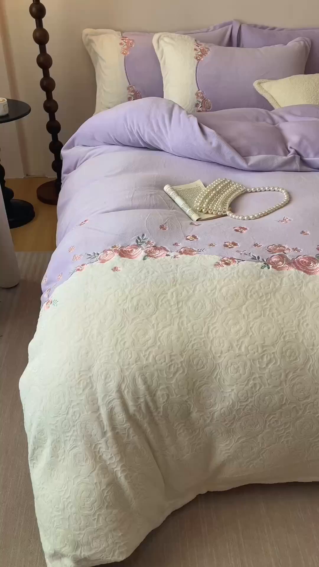 91家纺网 家纺一手货源 找家纺 沐棉家居 2025新款拼接绣雕花牛奶绒四件套-花飞舞 花飞舞-紫