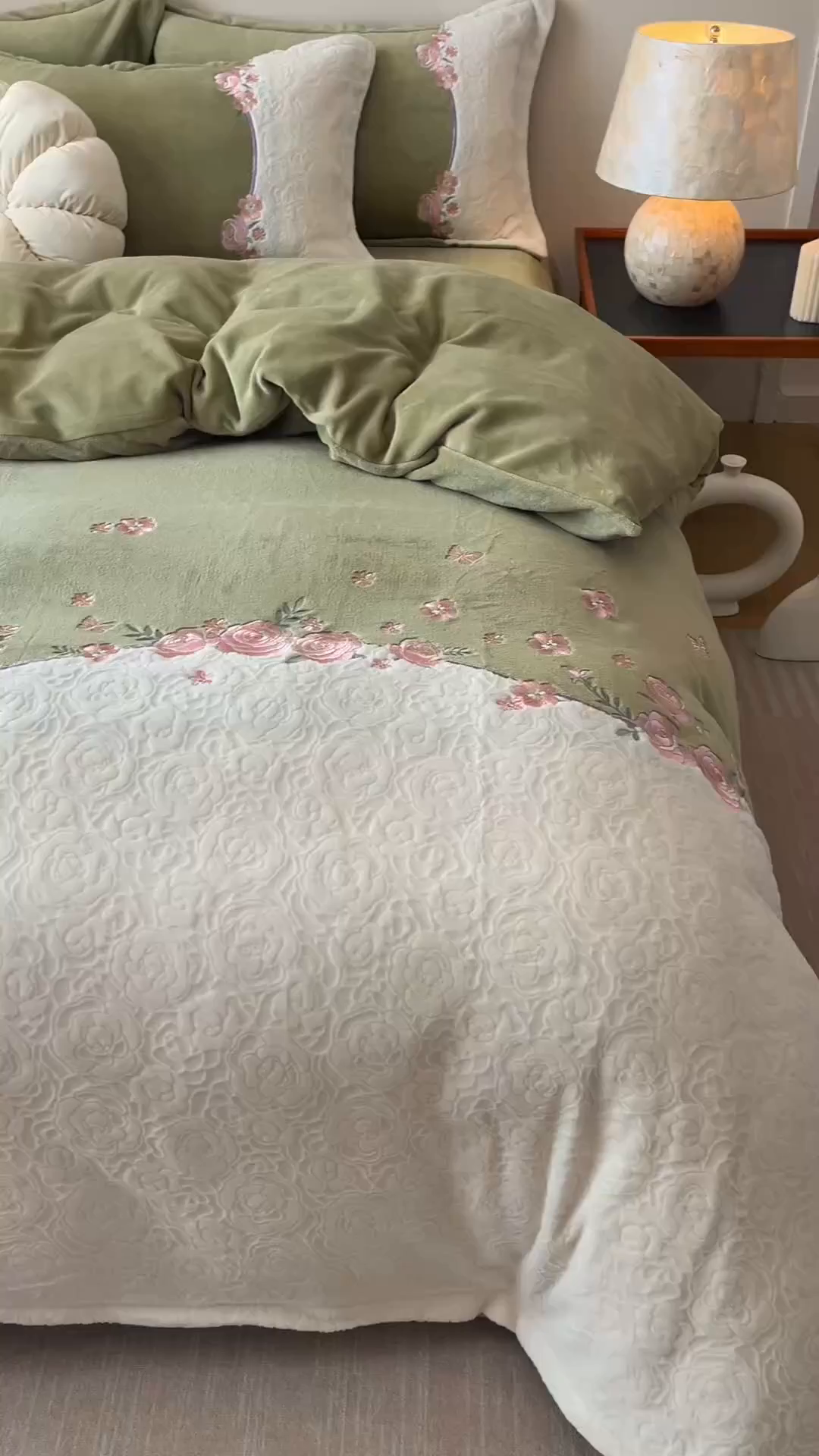 91家纺网 家纺一手货源 找家纺 沐棉家居 2025新款拼接绣雕花牛奶绒四件套-花飞舞 花飞舞-绿