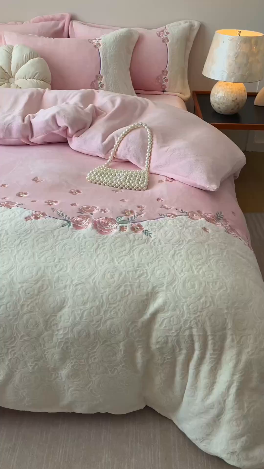 91家纺网 家纺一手货源 找家纺 （总）沐棉家居 2025新款拼接绣雕花牛奶绒四件套-花飞舞