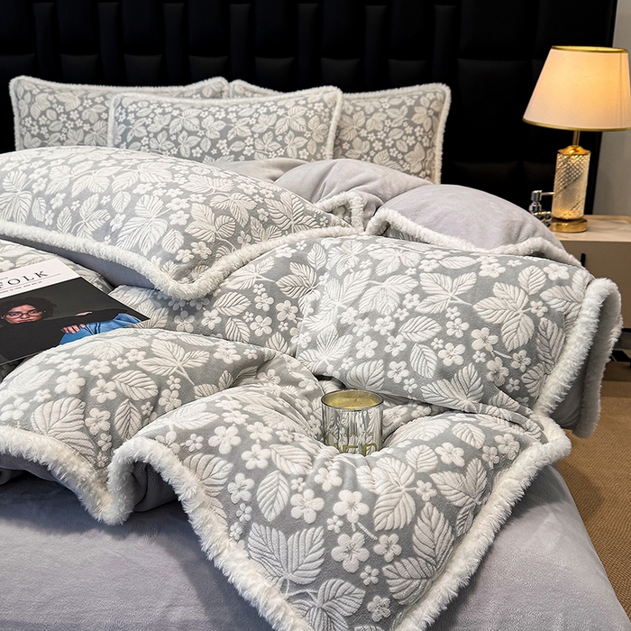 91家纺网 家纺一手货源 找家纺 鹿辉家居（原吉欧力） 2025新款牛奶绒立体雕花兔毛绒包边单品被套 浅灰叶梦