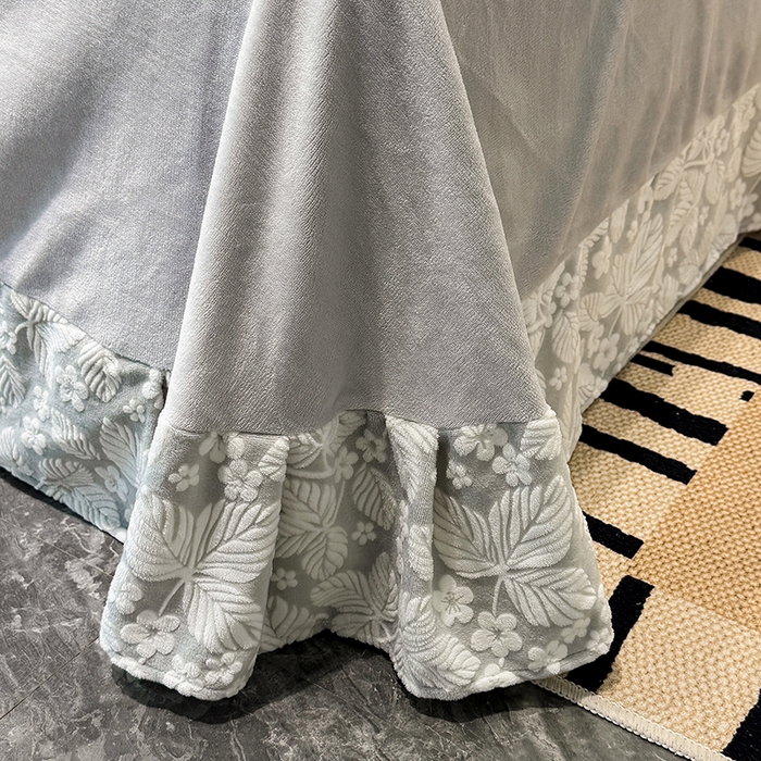 91家纺网 家纺一手货源 找家纺 鹿辉家居（原吉欧力） 2025新款牛奶绒立体雕花兔毛绒包边单品被套 浅灰叶梦