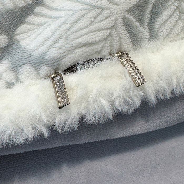 91家纺网 家纺一手货源 找家纺 鹿辉家居（原吉欧力） 2025新款牛奶绒立体雕花兔毛绒包边单品被套 浅灰叶梦