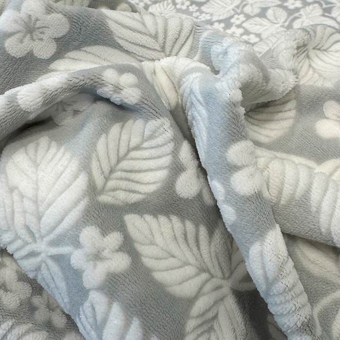 91家纺网 家纺一手货源 找家纺 鹿辉家居（原吉欧力） 2025新款牛奶绒立体雕花兔毛绒包边单品被套 浅灰叶梦