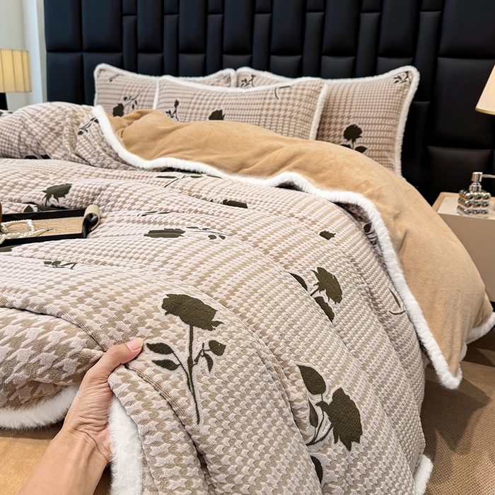 91家纺网 家纺一手货源 找家纺 鹿辉家居（原吉欧力） 2025新款牛奶绒立体雕花兔毛绒包边单品被套 格韵经典