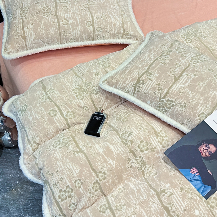 91家纺网 家纺一手货源 找家纺 鹿辉家居（原吉欧力） 2025新款牛奶绒立体雕花兔毛绒包边单品被套 画意枝头