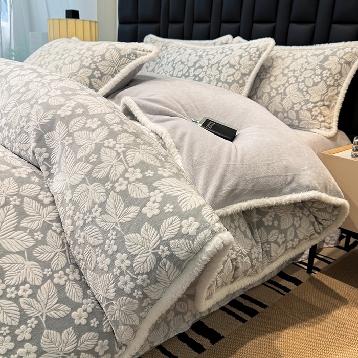 91家纺网 家纺一手货源 找家纺 鹿辉家居（原吉欧力） 2025新款牛奶绒立体雕花兔毛绒包边单品被套 浅灰叶梦
