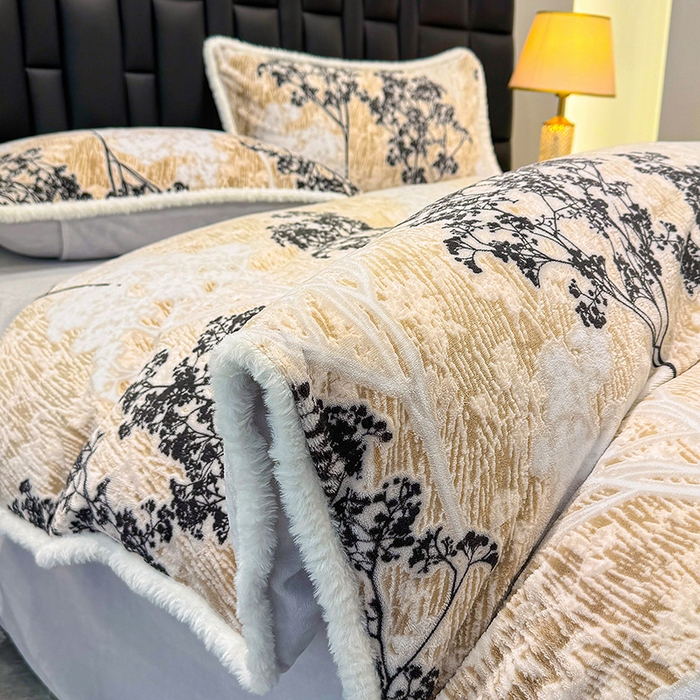 91家纺网 家纺一手货源 找家纺 鹿辉家居（原吉欧力） 2025新款牛奶绒立体雕花兔毛绒包边单品被套 浪漫花枝