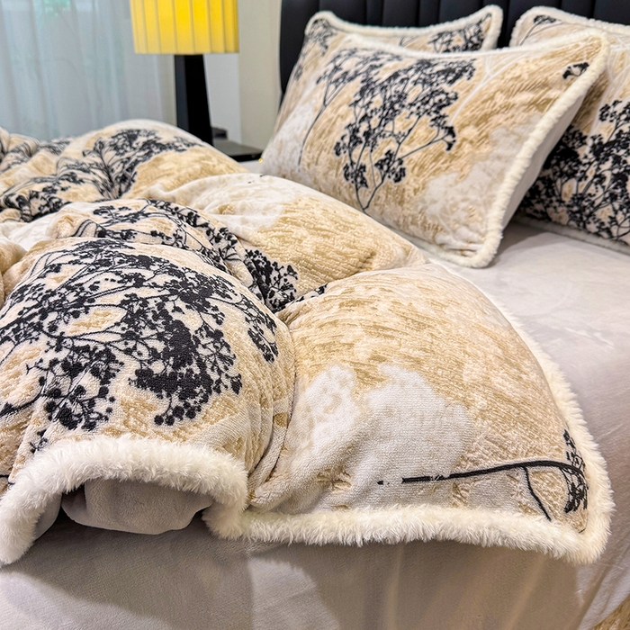 91家纺网 家纺一手货源 找家纺 鹿辉家居（原吉欧力） 2025新款牛奶绒立体雕花兔毛绒包边单品被套 浪漫花枝