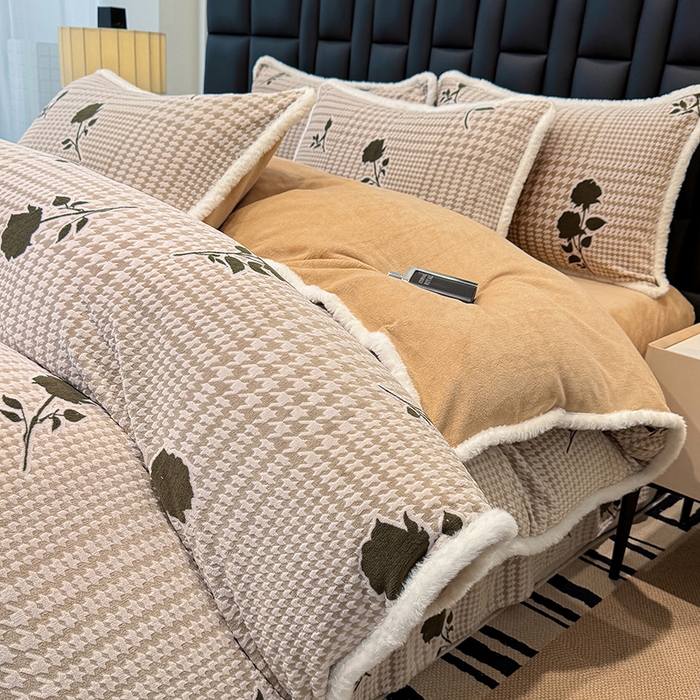 91家纺网 家纺一手货源 找家纺 鹿辉家居（原吉欧力） 2025新款牛奶绒立体雕花兔毛绒包边单品被套 格韵经典