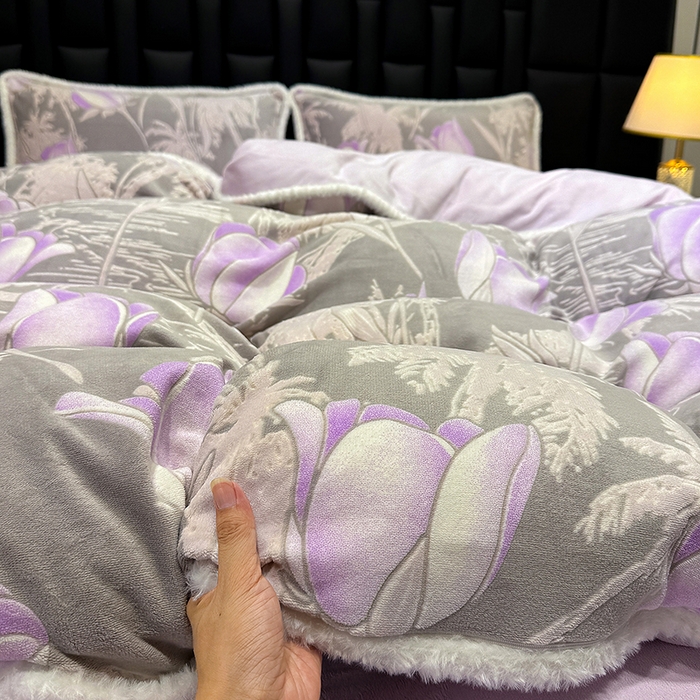 91家纺网 家纺一手货源 找家纺 鹿辉家居（原吉欧力） 2025新款牛奶绒立体雕花兔毛绒包边单品被套 郁金香紫