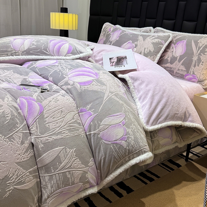 91家纺网 家纺一手货源 找家纺 鹿辉家居（原吉欧力） 2025新款牛奶绒立体雕花兔毛绒包边单品被套 郁金香紫