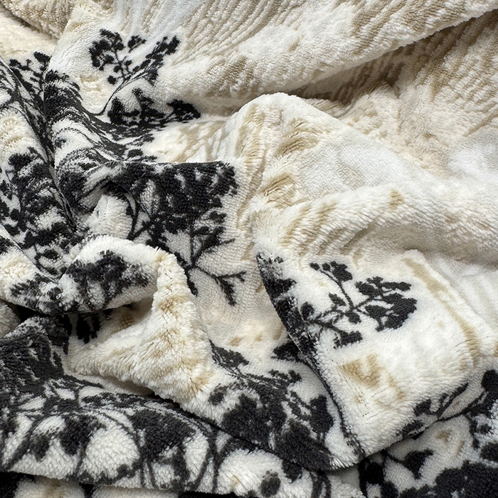 91家纺网 家纺一手货源 找家纺 鹿辉家居（原吉欧力） 2025新款牛奶绒立体雕花兔毛绒包边单品被套 浪漫花枝