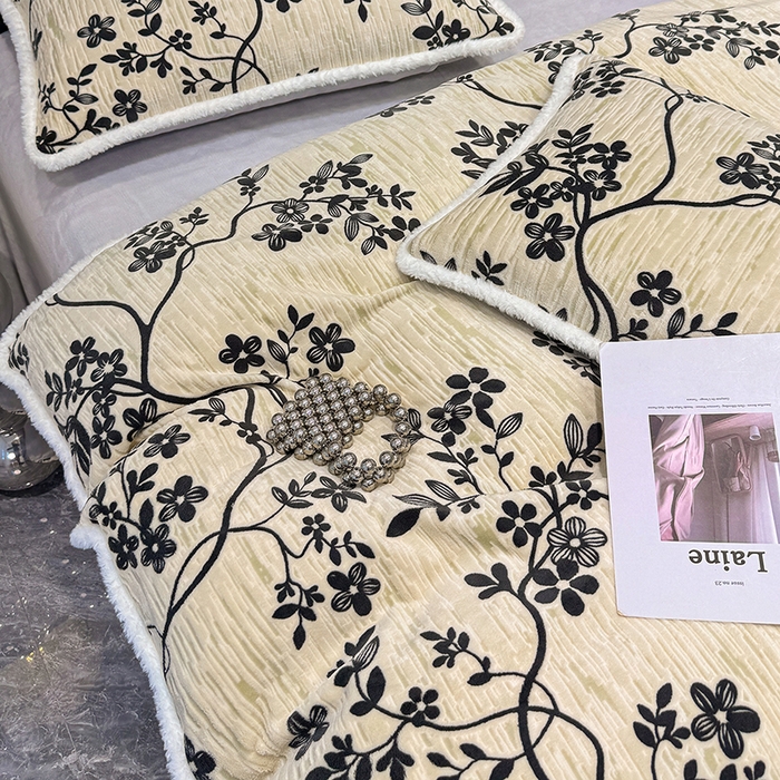91家纺网 家纺一手货源 找家纺 鹿辉家居（原吉欧力） 2025新款牛奶绒立体雕花兔毛绒包边单品被套 香榭落叶