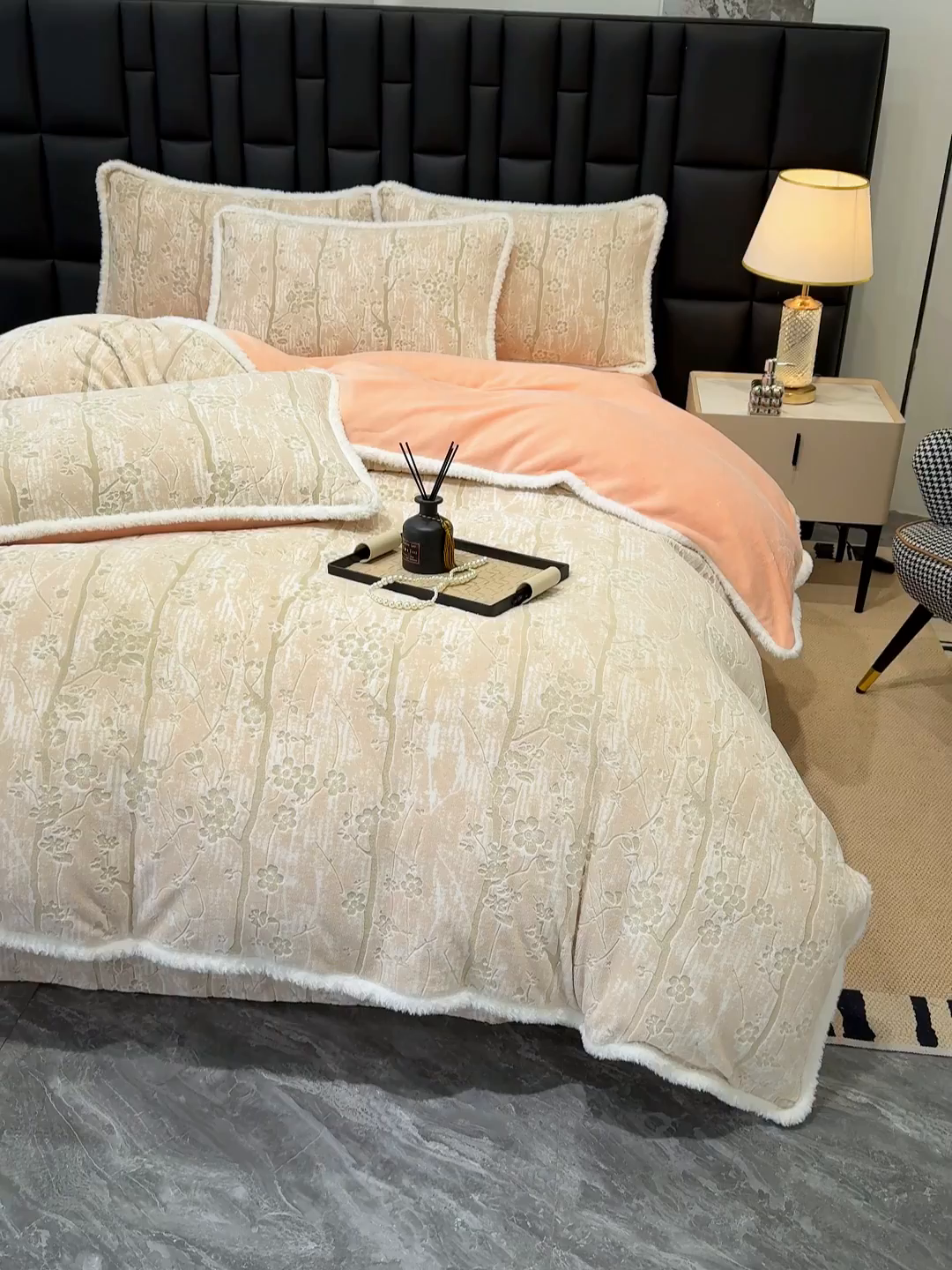 91家纺网 家纺一手货源 找家纺 鹿辉家居（原吉欧力） 2025新款牛奶绒立体雕花兔毛绒包边单品被套 画意枝头