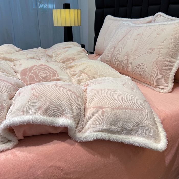 91家纺网 家纺一手货源 找家纺 鹿辉家居（原吉欧力） 2025新款牛奶绒立体雕花兔毛绒包边单品被套 繁花朵朵