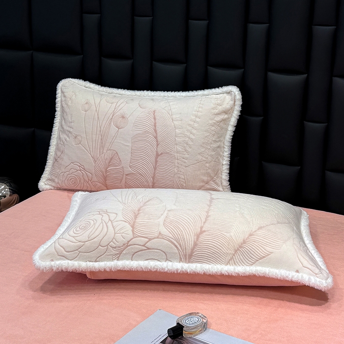 91家纺网 家纺一手货源 找家纺 鹿辉家居（原吉欧力） 2025新款牛奶绒立体雕花兔毛绒包边单品被套 繁花朵朵