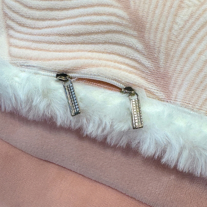 91家纺网 家纺一手货源 找家纺 鹿辉家居（原吉欧力） 2025新款牛奶绒立体雕花兔毛绒包边单品被套 繁花朵朵