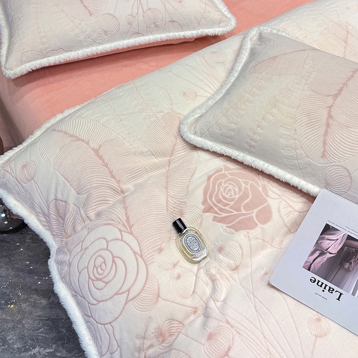 91家纺网 家纺一手货源 找家纺 鹿辉家居（原吉欧力） 2025新款牛奶绒立体雕花兔毛绒包边单品被套 繁花朵朵