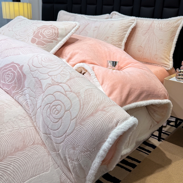91家纺网 家纺一手货源 找家纺 鹿辉家居（原吉欧力） 2025新款牛奶绒立体雕花兔毛绒包边单品被套 繁花朵朵