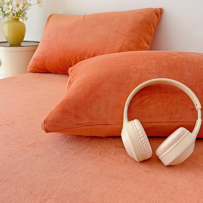 91家纺网 家纺一手货源 找家纺 芷凡家纺 2025新款A类纯色条纹格子加厚牛奶绒床笠 牛奶绒床笠-焦糖