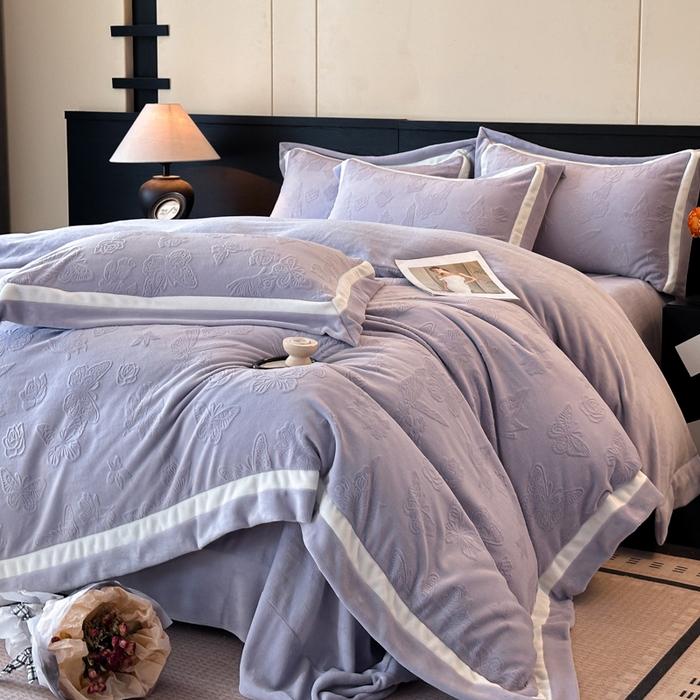 91家纺网 家纺一手货源 找家纺 （总）绘萱家居 2025新品热款高密消光双拼边雕花牛奶绒四件套拼角纯色