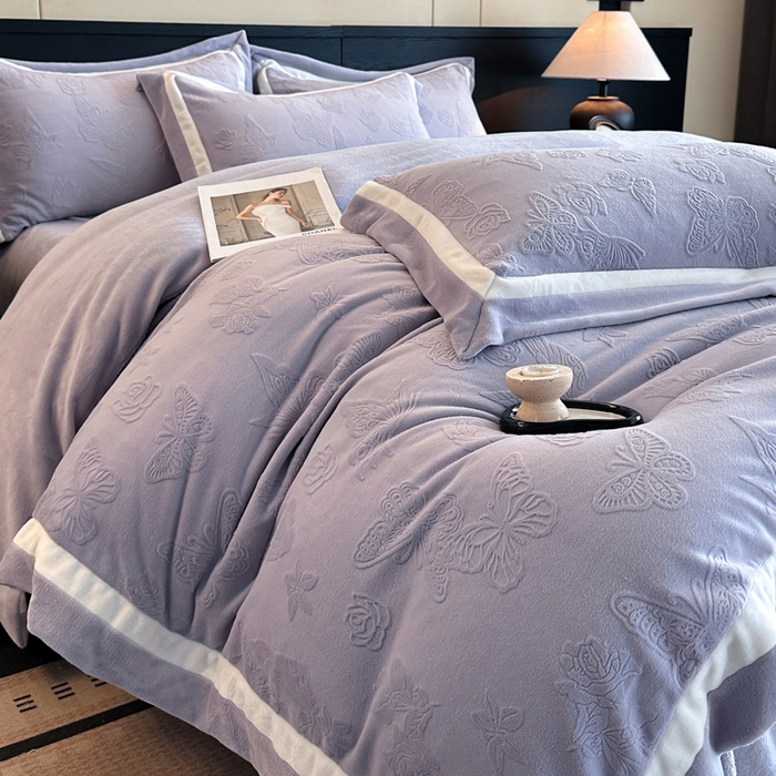 91家纺网 家纺一手货源 找家纺 （总）绘萱家居 2025新品热款高密消光双拼边雕花牛奶绒四件套拼角纯色