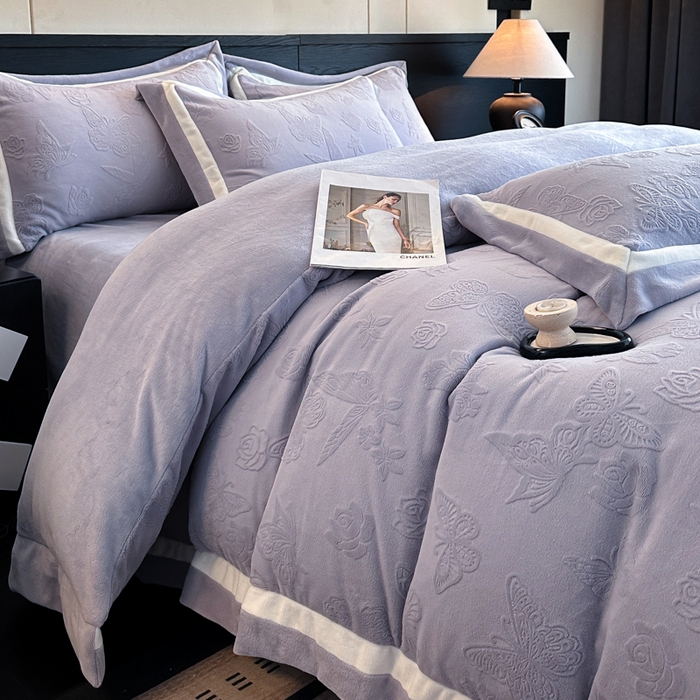 91家纺网 家纺一手货源 找家纺 （总）绘萱家居 2025新品热款高密消光双拼边雕花牛奶绒四件套拼角纯色