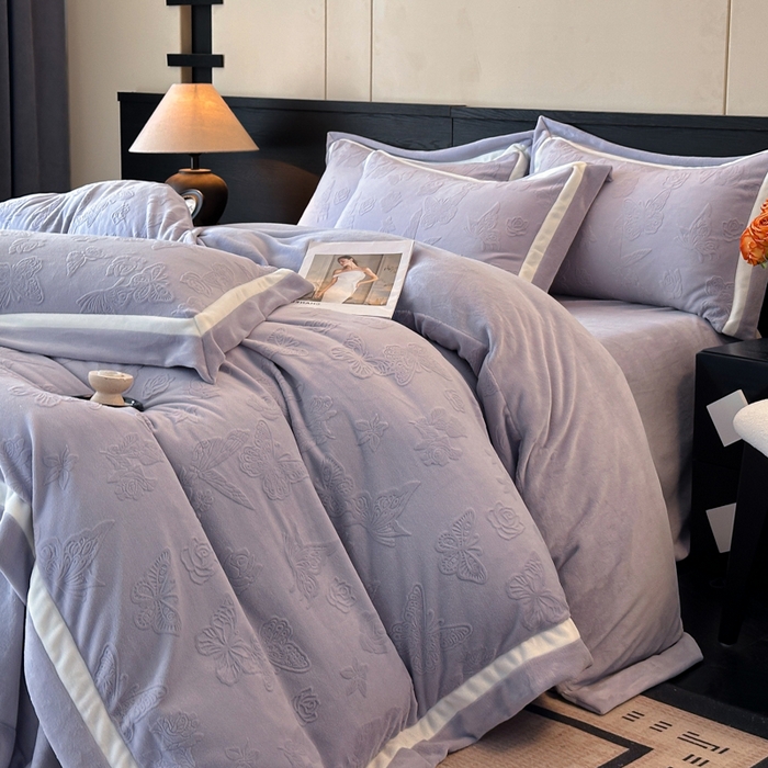 91家纺网 家纺一手货源 找家纺 （总）绘萱家居 2025新品热款高密消光双拼边雕花牛奶绒四件套拼角纯色