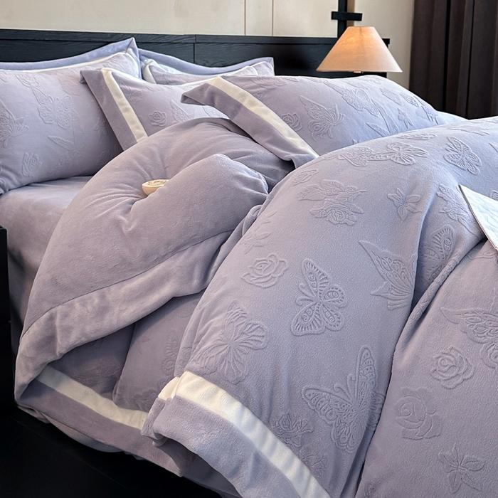 91家纺网 家纺一手货源 找家纺 （总）绘萱家居 2025新品热款高密消光双拼边雕花牛奶绒四件套拼角纯色