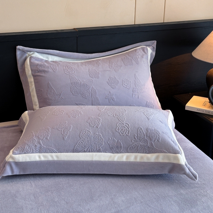 91家纺网 家纺一手货源 找家纺 （总）绘萱家居 2025新品热款高密消光双拼边雕花牛奶绒四件套拼角纯色