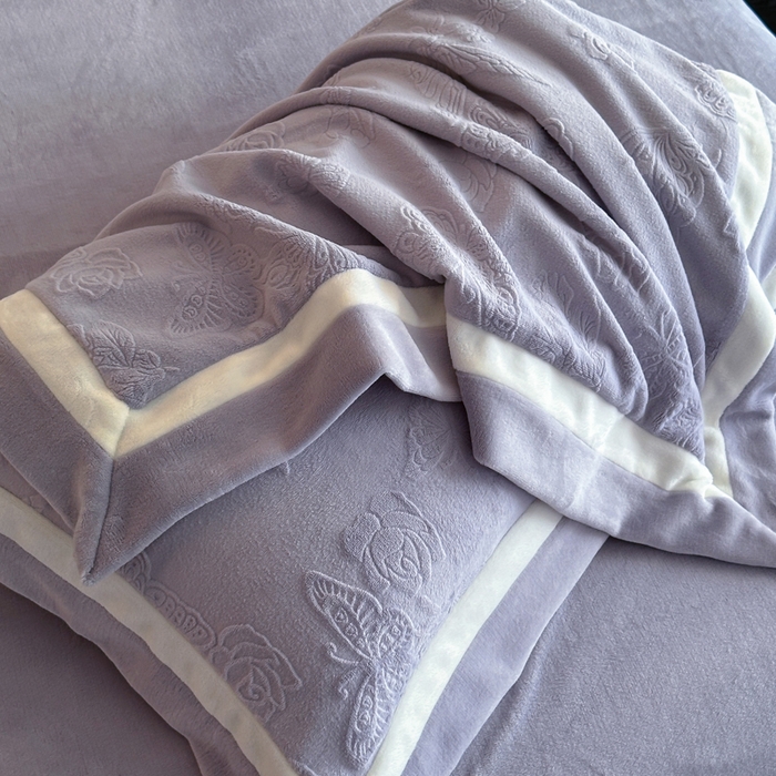 91家纺网 家纺一手货源 找家纺 （总）绘萱家居 2025新品热款高密消光双拼边雕花牛奶绒四件套拼角纯色