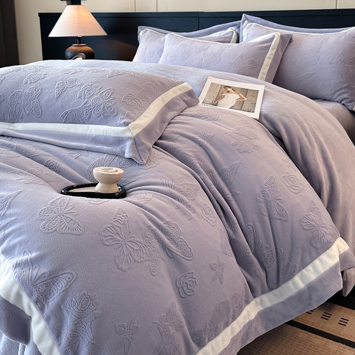 91家纺网 家纺一手货源 找家纺 （总）绘萱家居 2025新品热款高密消光双拼边雕花牛奶绒四件套拼角纯色