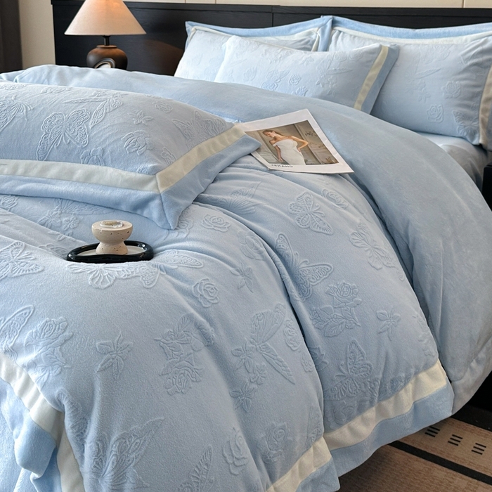 91家纺网 家纺一手货源 找家纺 （总）绘萱家居 2025新品热款高密消光双拼边雕花牛奶绒四件套拼角纯色