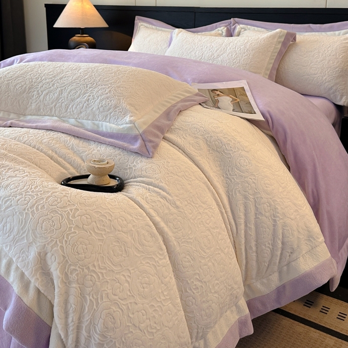 91家纺网 家纺一手货源 找家纺 （总）绘萱家居 2025新品热款高密消光双拼边雕花牛奶绒四件套拼角纯色