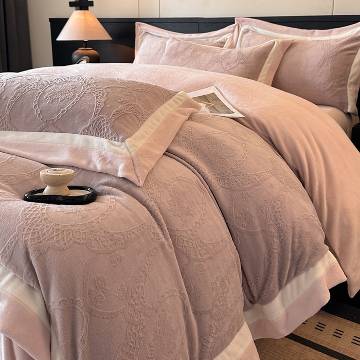 91家纺网 家纺一手货源 找家纺 （总）绘萱家居 2025新品热款高密消光双拼边雕花牛奶绒四件套拼角纯色